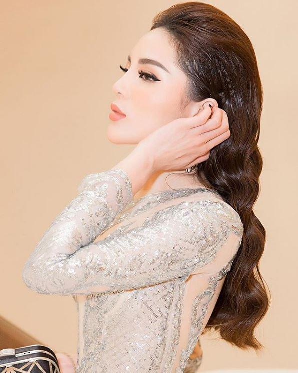 Kỳ Duyên mặt đơ, cứng đờ làm ma-nơ-canh đứng sau cửa kính khiến người qua đường vừa sợ vừa buồn cười-7