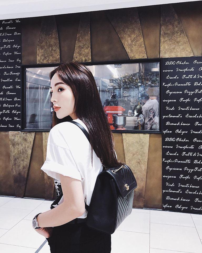 Kỳ Duyên mặt đơ, cứng đờ làm ma-nơ-canh đứng sau cửa kính khiến người qua đường vừa sợ vừa buồn cười-11