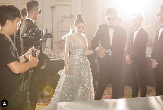 Lấy chồng đại gia giàu nứt đố đổ vách, Huyền Baby vẫn chăm diện váy cũ đi sự kiện-3