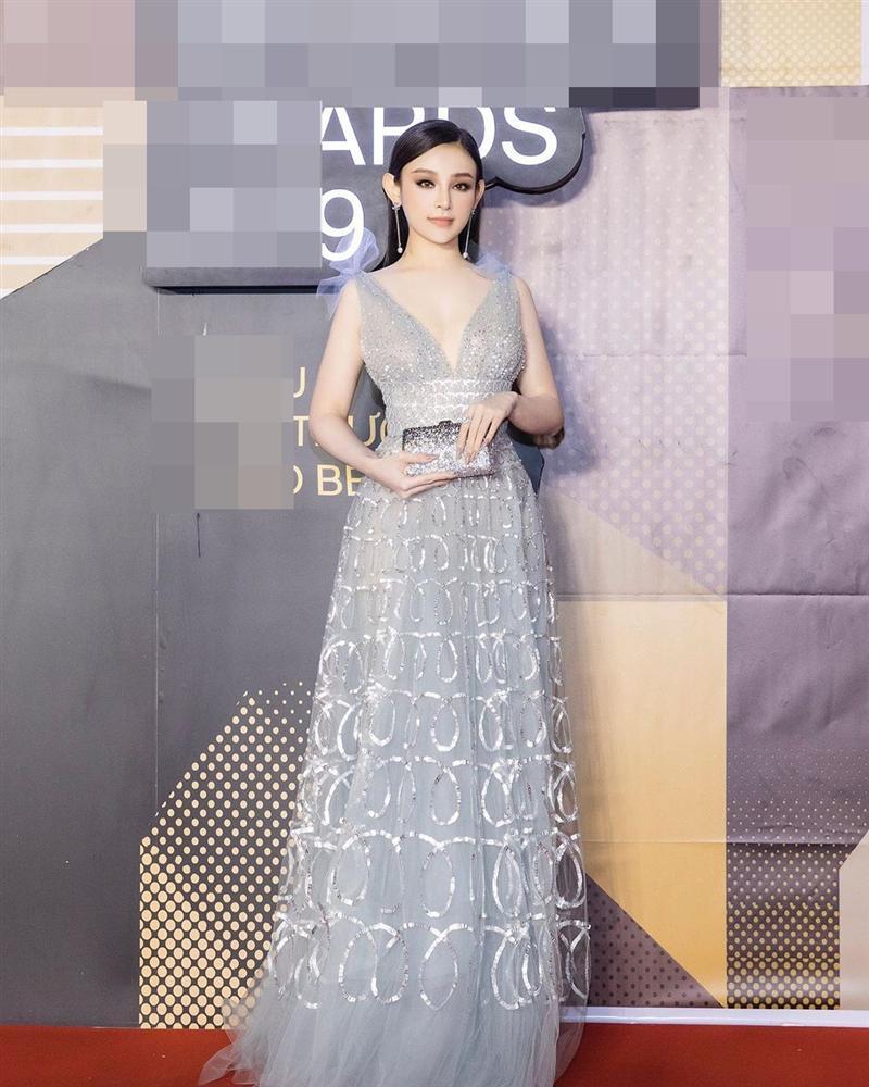 Lấy chồng đại gia giàu nứt đố đổ vách, Huyền Baby vẫn chăm diện váy cũ đi sự kiện-1