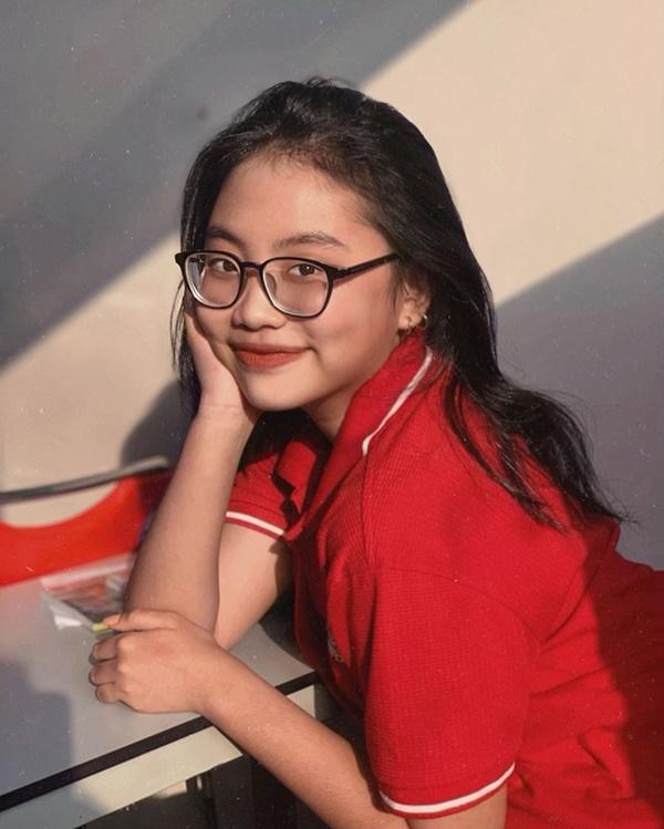 Vẻ trẻ trung, dễ thương ở tuổi 17 của học trò Hiền Thục. Trước đó, giọng ca Quê em mùa nước lũ tâm sự cô từng nghe nhận xét rằng âm nhạc của mình sến và cũ. Chính vì lẽ đó, cô quyết định thay đổi.