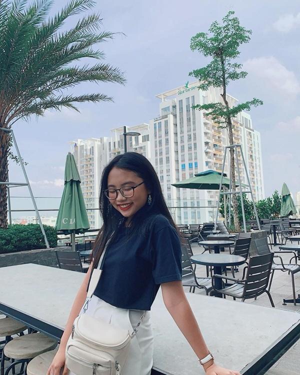 Trong 7 năm theo nghệ thuật, Phương Mỹ Chi miệt mài đi show nhưng không bỏ bê việc học tập. Trước Đường về quê, cô ra mắt không ít sản phẩm âm nhạc. Con nuôi Quang Lê còn tham gia chương trình Gương mặt thân quen nhí và có mini live show riêng.