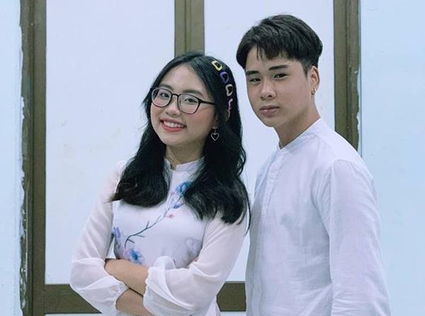 Năm ngoái, Phương Mỹ Chi đã kết hợp cùng bạn thân Quang Nhật - một thí sinh cũ của đội Hiền Thục ở Giọng hát Việt nhí - trong sản phẩm âm nhạc Mùa hạ thoáng qua. Với chất giọng ngọt ngào, mang đậm chất trữ tình, ca sĩ tuổi 17 khiến người nghe bồi hồi, xao xuyến.