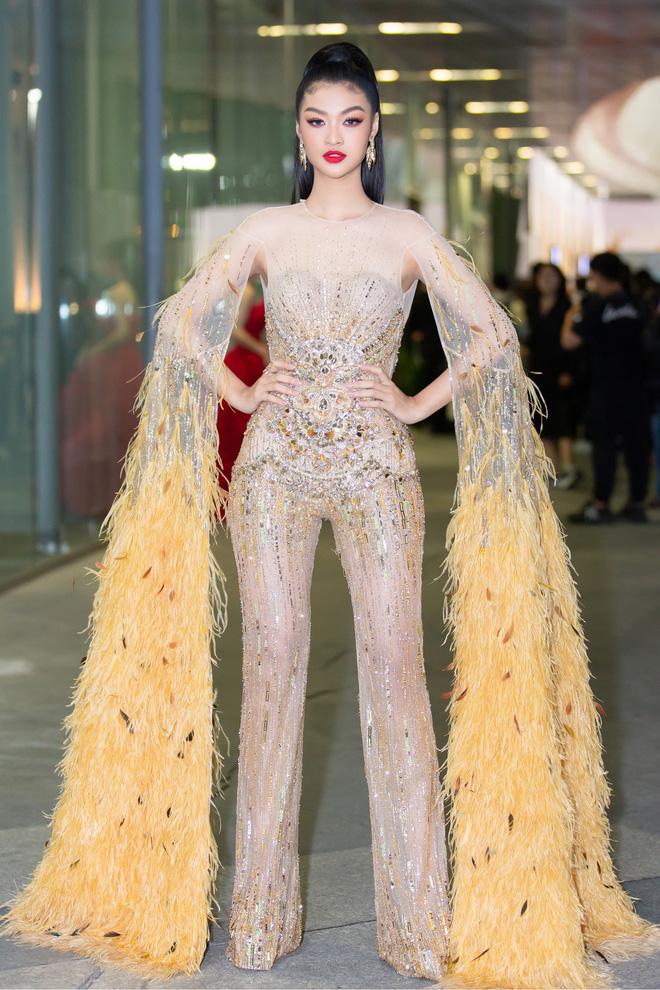 Lương Thùy Linh ngã dúi dụi khi đang bước trên thảm đỏ vẫn nổi bật giữa dàn hoa hậu mặc lại đầm cũ-6