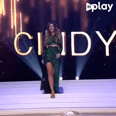 Tân Hoa hậu Bỉ 2020 té ngã trên sân khấu, văng luôn cả áo ngực-6