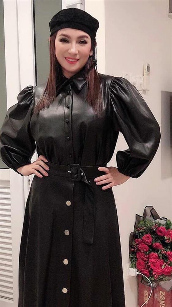 Phi Nhung đã cố chọn đôi giày siêu cao khổng lồ 25cm mà vẫn thấp hơn Hương Giang-2