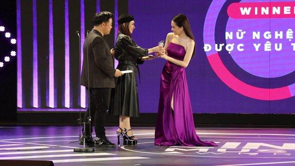 Phi Nhung đã cố chọn đôi giày siêu cao khổng lồ 25cm mà vẫn thấp hơn Hương Giang-4