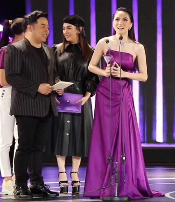 Phi Nhung đã cố chọn đôi giày siêu cao khổng lồ 25cm mà vẫn thấp hơn Hương Giang-6