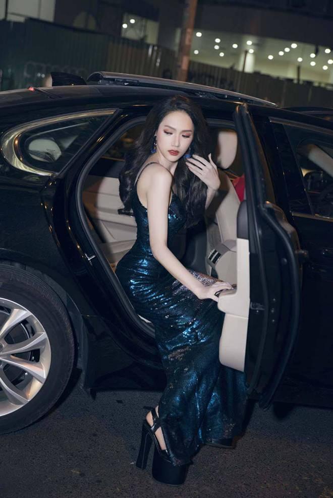 Phi Nhung đã cố chọn đôi giày siêu cao khổng lồ 25cm mà vẫn thấp hơn Hương Giang-8