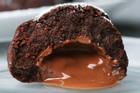 Bánh cacao nhân chocolate tan chảy trong miệng