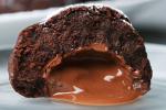 Bánh cacao nhân chocolate tan chảy trong miệng