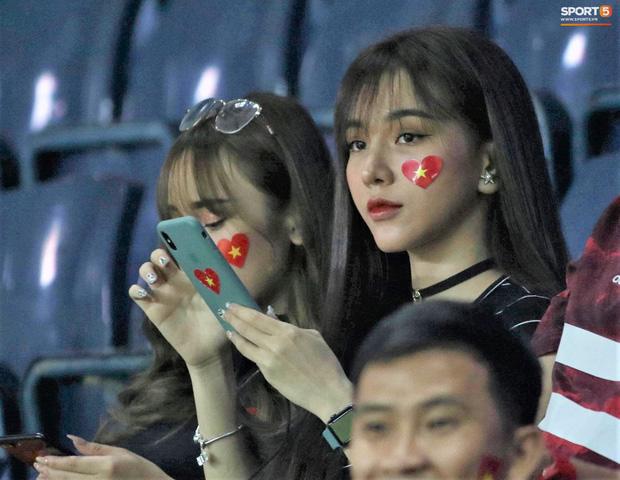 Sang Thái Lan cổ vũ người yêu, bạn gái Hoàng Đức chiếm spotlight với gương mặt xinh đẹp và body bốc lửa-1