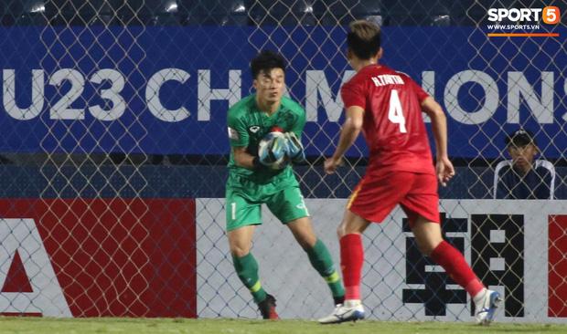 Fans Việt phát sốt với màn cản bóng bằng chân xuất thần của thủ môn Bùi Tiến Dũng-1
