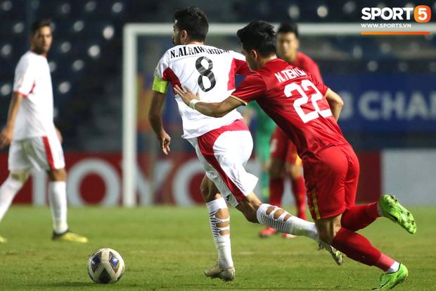 Góc lạ lẫm: Cầu thủ U23 Jordan cố tình đi tất thủng trong trận gặp U23 Việt Nam-1