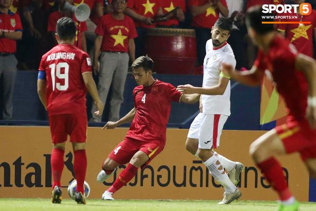 Góc lạ lẫm: Cầu thủ U23 Jordan cố tình đi tất thủng trong trận gặp U23 Việt Nam-2
