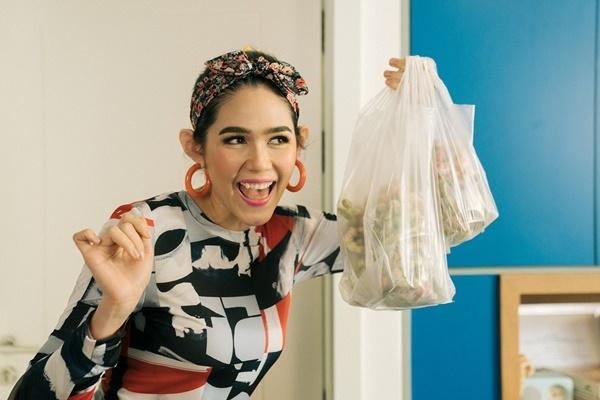 Thiên thần nội y Thái Lan gây sốc trong phim hài Tết là ai?-4