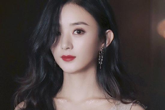 Nhà văn 'chuyên cà khịa' Triệu Lệ Dĩnh: 'Dù cô ta thay đổi thế nào, vẫn nồng nặc mùi nhà quê'