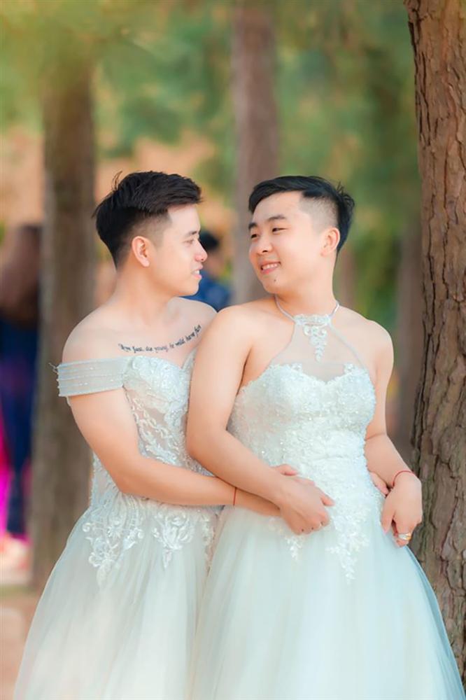 Mặc váy cưới rồi ôm hôn nhau say đắm, hai chàng trai sáng nhất mạng xã hội hôm nay-1