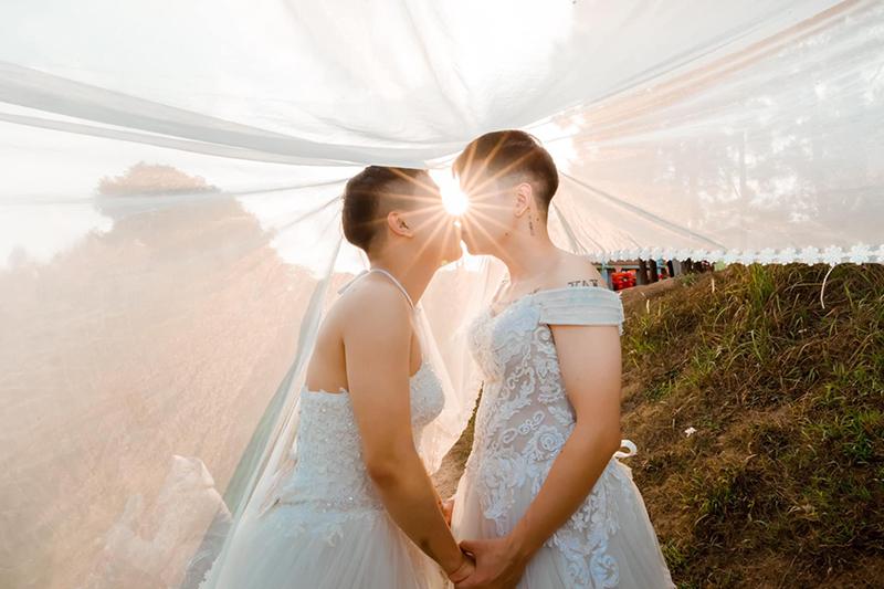 Mặc váy cưới rồi ôm hôn nhau say đắm, hai chàng trai sáng nhất mạng xã hội hôm nay-4