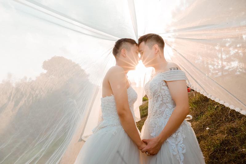 Mặc váy cưới rồi ôm hôn nhau say đắm, hai chàng trai sáng nhất mạng xã hội hôm nay-3