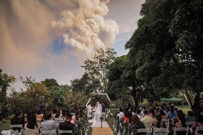 Đôi trẻ Philippines tổ chức đám cưới khi núi lửa phun trào phía sau-1