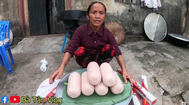 Cứ làm món nướng là cháy đen thui nhưng lần nào bà Tân Vlog cũng có cách chữa ngượng bá đạo-1