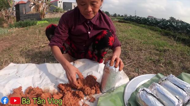 Cứ làm món nướng là cháy đen thui nhưng lần nào bà Tân Vlog cũng có cách chữa ngượng bá đạo-2