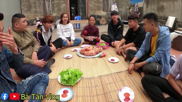 Cứ làm món nướng là cháy đen thui nhưng lần nào bà Tân Vlog cũng có cách chữa ngượng bá đạo-5