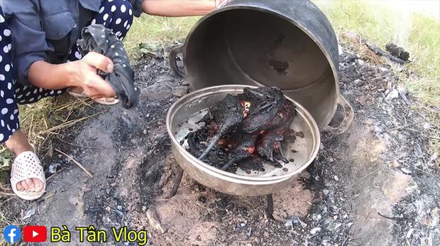 Cứ làm món nướng là cháy đen thui nhưng lần nào bà Tân Vlog cũng có cách chữa ngượng bá đạo-6