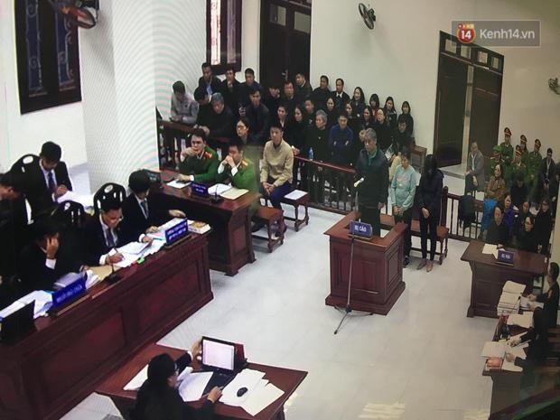 Xét xử vụ bé trai trường Gateway tử vong: Bà Quy che mặt khi đến tòa, cô chủ nhiệm khóc nức nở-6