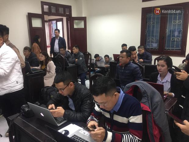 Xét xử vụ bé trai trường Gateway tử vong: Bà Quy che mặt khi đến tòa, cô chủ nhiệm khóc nức nở-7