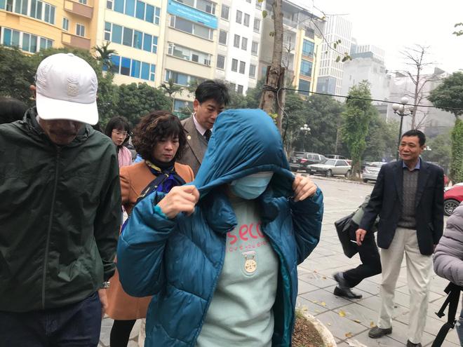 Xét xử vụ bé trai trường Gateway tử vong: Bà Quy che mặt khi đến tòa, cô chủ nhiệm khóc nức nở-2