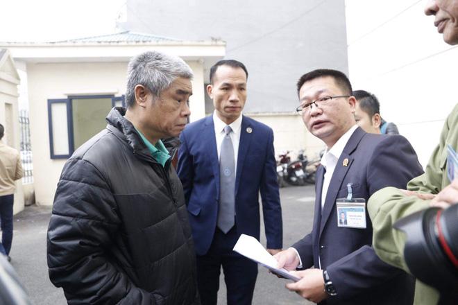 Xét xử vụ bé trai trường Gateway tử vong: Bà Quy che mặt khi đến tòa, cô chủ nhiệm khóc nức nở-4