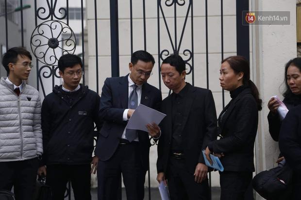 Xét xử vụ bé trai trường Gateway tử vong: Bà Quy che mặt khi đến tòa, cô chủ nhiệm khóc nức nở-5