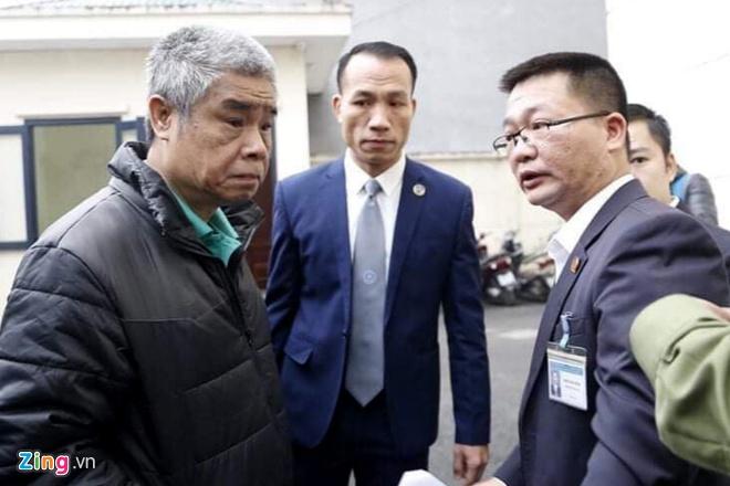 Xét xử vụ bé trai trường Gateway tử vong: Bà Quy che mặt khi đến tòa, cô chủ nhiệm khóc nức nở-9