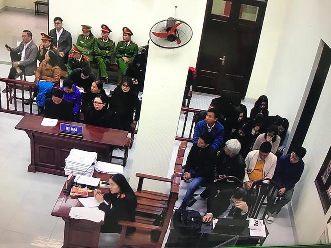 Xét xử vụ bé trai trường Gateway tử vong: Bà Quy che mặt khi đến tòa, cô chủ nhiệm khóc nức nở-10