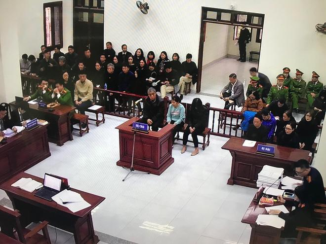 Xét xử vụ bé trai trường Gateway tử vong: Bà Quy che mặt khi đến tòa, cô chủ nhiệm khóc nức nở-11