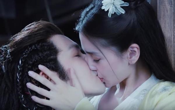 Những đồ bảo hộ không ngờ của sao khi đóng cảnh 18+-1