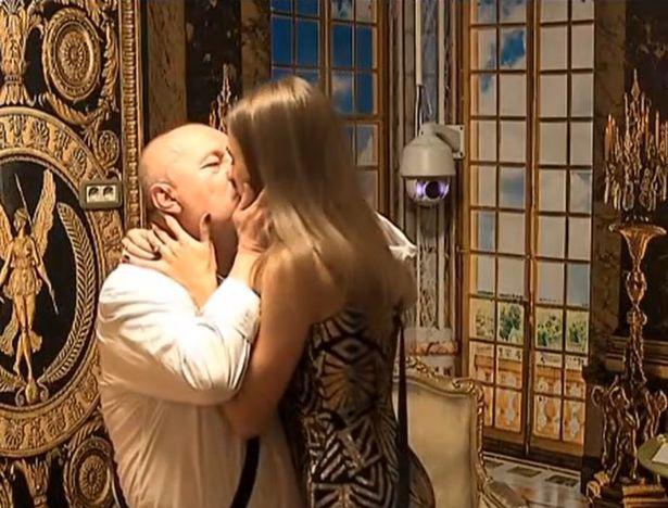 Cụ ông 74 tuổi chia sẻ nỗi đau bị vợ trẻ 21 tuổi cắm sừng đến nỗi phải ly hôn-3