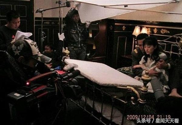 Những đồ bảo hộ không ngờ của sao khi đóng cảnh 18+-11