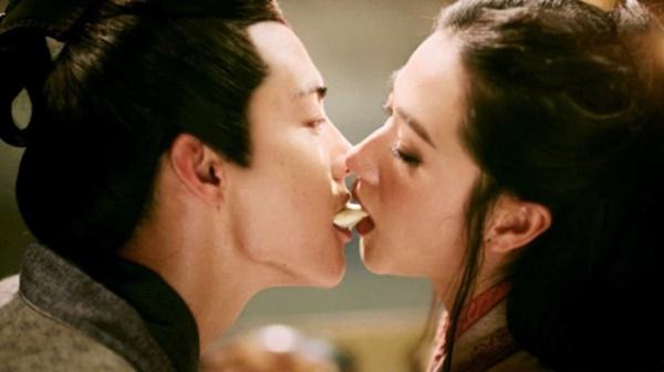 Những đồ bảo hộ không ngờ của sao khi đóng cảnh 18+-8