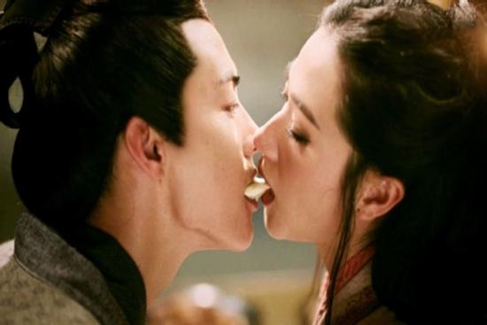 Những đồ 'bảo hộ' không ngờ của sao khi đóng cảnh 18+