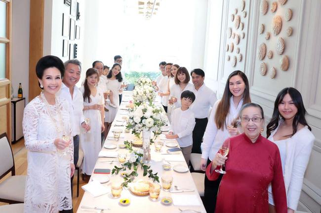 Diện đồ lạc quẻ trong tiệc sinh nhật chuẩn quý tộc, con gái nữ hoàng ảnh lịch Diễm My vẫn đẹp kiêu sa-2