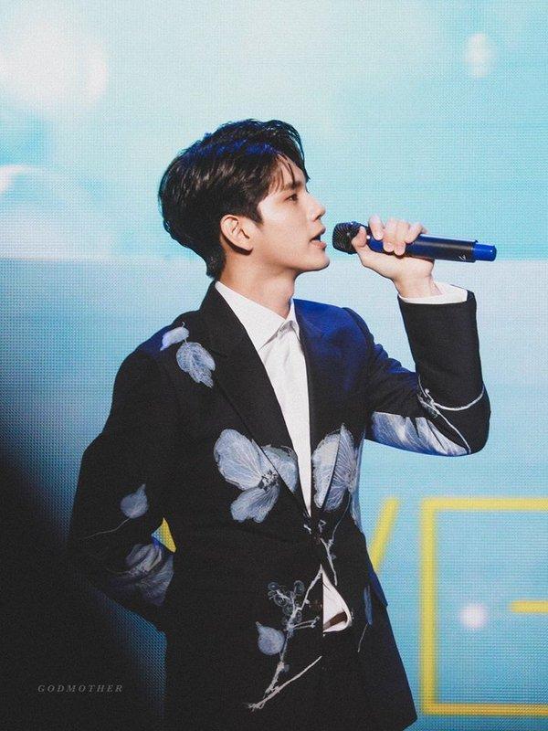 Ong Seong Wu sử dụng mic do fan Việt tặng tại fanmeeting-1