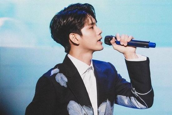 Ong Seong Wu sử dụng mic do fan Việt tặng tại fanmeeting