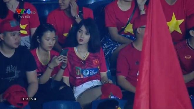Cô gái gây chú ý khi xuất hiện trên khán đài trận Việt Nam - Jordan-1