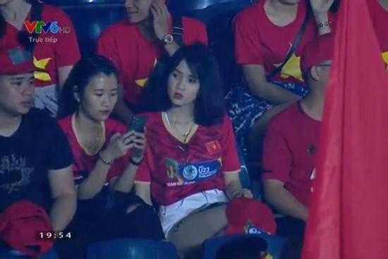 Cô gái gây chú ý khi xuất hiện trên khán đài trận Việt Nam - Jordan
