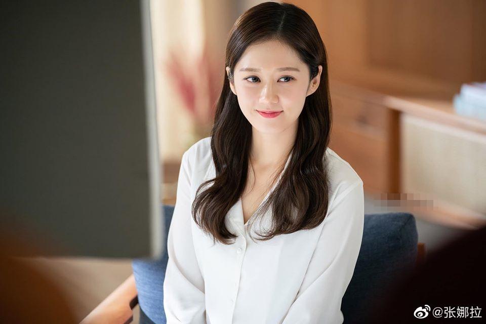 Mới đây, nữ diễn viên Jang Nara chia sẻ loạt ảnh hậu trường quảng cáo cho một thương hiệu mới. Dù đã gần 40 tuổi Jang Nara vẫn được nhận xét có ngoại hình như thiếu nữ.