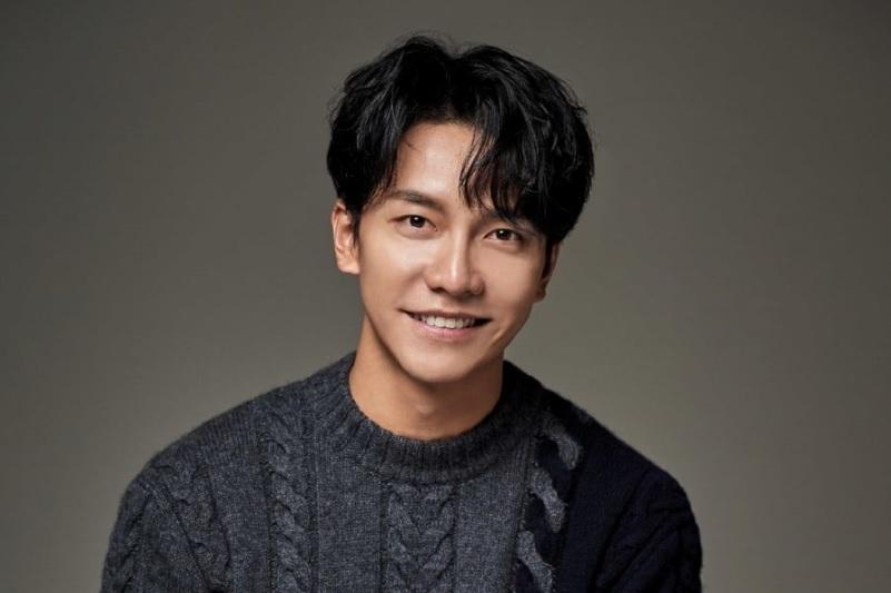 Vào năm ngoái, Lee Seung Gi đã quyên góp 100 triệu won (khoảng 86.700 USD) cho Bệnh viện Severance ở Sinchon để giúp các bệnh nhân phục hồi chức năng. Chính vì vậy, vào 13/1 vừa qua, người hâm mộ của Lee Seung Gi cũng đã nối bước thần tượng, quyên góp 10 triệu won (khoảng 8.000 USD) cho các bệnh nhân tại đây.