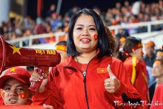 Nữ CĐV hát 'Bay lên trời là bay ra ngoài' bị tấn công trang cá nhân